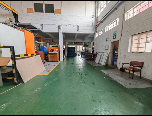 3,045M² WAREHOUSE FOR SALE IN ROBERTSHAM